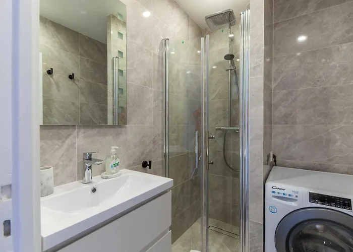 Large For 4 People Near Port