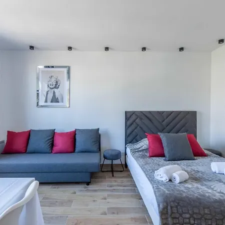 Large For 4 People Near Port Apartman