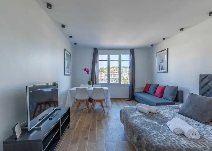 Large For 4 People Near Port Apartment *